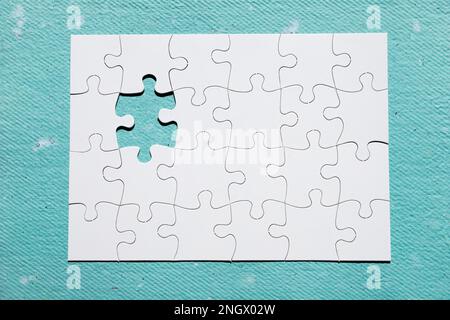 pezzo mancante puzzle blu sfondo testurizzato Foto Stock