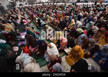 Srinagar, India. 19th Feb, 2023. Le donne eseguono preghiere al santuario di Hazratbal in occasione di Lailat al Miraj o Shab-e-Meraj a Srinagar, Kashmir, il 19 febbraio 2023. (Foto di Mubashir Hassan/Pacific Press) Credit: Pacific Press Media Production Corp./Alamy Live News Foto Stock