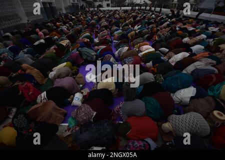 Srinagar, India. 19th Feb, 2023. Le donne eseguono preghiere al santuario di Hazratbal in occasione di Lailat al Miraj o Shab-e-Meraj a Srinagar, Kashmir, il 19 febbraio 2023. (Foto di Mubashir Hassan/Pacific Press) Credit: Pacific Press Media Production Corp./Alamy Live News Foto Stock