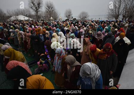 Srinagar, India. 19th Feb, 2023. Le donne eseguono preghiere al santuario di Hazratbal in occasione di Lailat al Miraj o Shab-e-Meraj a Srinagar, Kashmir, il 19 febbraio 2023. (Foto di Mubashir Hassan/Pacific Press) Credit: Pacific Press Media Production Corp./Alamy Live News Foto Stock