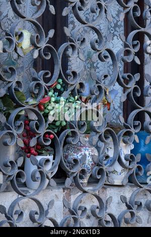 Pentole e barrette ornate in Toscana Foto Stock