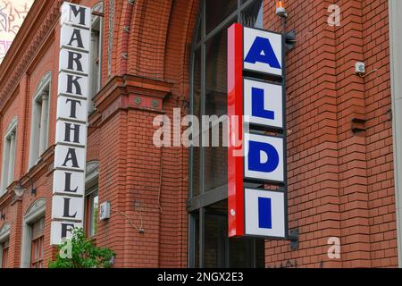 Aldi Markt, Markthalle Neun, Eisenbahnstrasse, Kreuzberg, Berlino, Germania Foto Stock