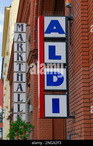 Aldi Markt, Markthalle Neun, Eisenbahnstraße, Kreuzberg, Berlino, Germania, Europa Foto Stock
