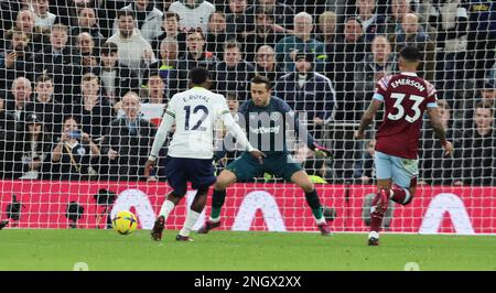 Londra, Regno Unito. 19th Feb, 2023. I punteggi di Emerson Royal di Tottenham Hotspur durante la partita di calcio della Premier League inglese tra Tottenham Hotspur e West Ham United allo stadio Tottenham Hotspur di Londra, in Gran Bretagna, 19th febbraio 2023. Credit: Action Foto Sport/Alamy Live News Foto Stock