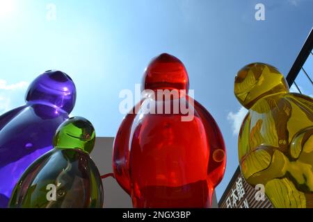 Belle sculture in resina trasparente colorata della famiglia Jelly della serie Jelly Babies dell'artista italiano Mauro Perucchetti all'Expo Milano Foto Stock