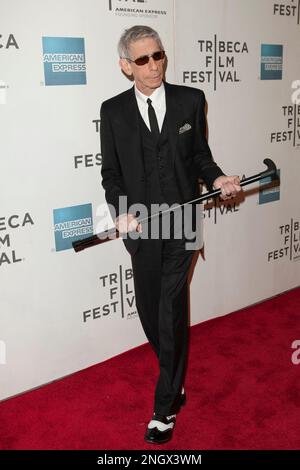 **FOTO DEL FILE** Richard Belzer si è allontanato. NEW YORK, NY - 17 APRILE: Richard Belzer partecipa alla prima serata di apertura 'sbagliato per stranieri' durante il Tribeca Film Festival 2013 il 17 aprile 2013 a New York City. Credito: Corredor99/MediaPunch Foto Stock