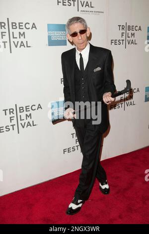 **FOTO DEL FILE** Richard Belzer si è allontanato. NEW YORK, NY - 17 APRILE: Richard Belzer partecipa alla prima serata di apertura 'sbagliato per stranieri' durante il Tribeca Film Festival 2013 il 17 aprile 2013 a New York City. Credito: Corredor99/MediaPunch Foto Stock