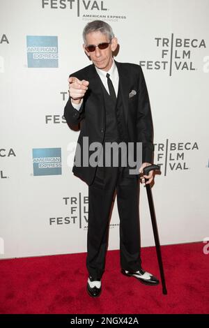 **FOTO DEL FILE** Richard Belzer si è allontanato. NEW YORK, NY - 17 APRILE: Richard Belzer partecipa alla prima serata di apertura 'sbagliato per stranieri' durante il Tribeca Film Festival 2013 il 17 aprile 2013 a New York City. Credito: Corredor99/MediaPunch Foto Stock