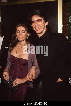 **FOTO DEL FILE** Richard Belzer si è allontanato. Harlee McBride & Richard Belzer durante i 1988 American Comedy Awards a Los Angeles, California 17 maggio 1988 Credit: Ralph Dominguez/MediaPunch Foto Stock