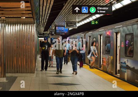 Toronto, Canada - 09 01 2018: Passeggeri della metropolitana TTC provenienti da un treno. Toronto Transit Commission è un'agenzia di trasporti pubblici che gestisce autobus Foto Stock