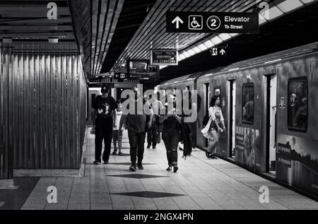 Toronto, Canada - 09 01 2018: Passeggeri della metropolitana TTC provenienti da un treno. Toronto Transit Commission è un'agenzia di trasporti pubblici che gestisce autobus Foto Stock