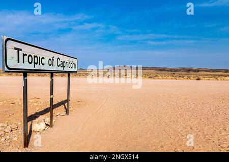 La Namibia, Africa. Attraversando il Tropico del Capricorno su una strada di ghiaia Foto Stock