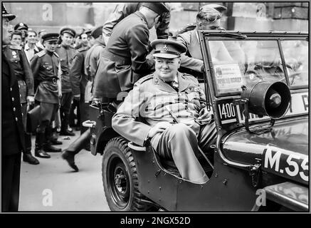 Winston Churchil WW2 primo Ministro 1945 Berlino Germania, in una jeep militare britannica dietro di lui il Ministro degli esteri britannico Anthony Eden Conte di Avon al di fuori del Reichstag tedesco durante un tour della città distrutta di Berlino, Germania 16 luglio 1945 alla fine della seconda guerra mondiale WW2 Foto Stock
