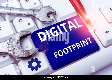 Visualizzazione del footprint digitale. Word scritto su utilizza la tecnologia digitale per gestire il processo di produzione Foto Stock