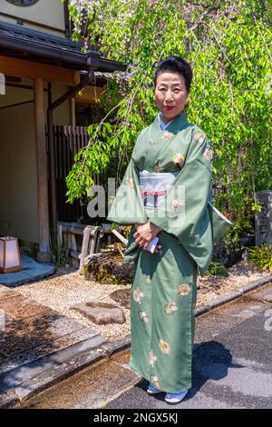 Kyoto Giappone. Donna anziana che indossa un kimono tradizionale Foto Stock