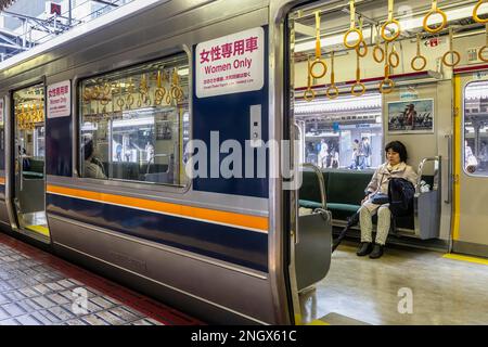 Kyoto Giappone. Treno. Solo donne carrello Foto Stock