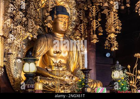 Kyoto Giappone. Statua del Buddha all'interno del tempio di Chion-in Foto Stock