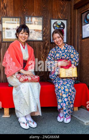 Kyoto Giappone. Donne sorridenti che indossano il kimono tradizionale Foto Stock