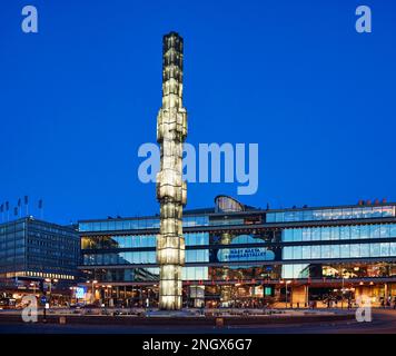 Vista serale di Sergels Torg e Kulturhuset edificio nel centro di Stoccolma in Svezia Foto Stock