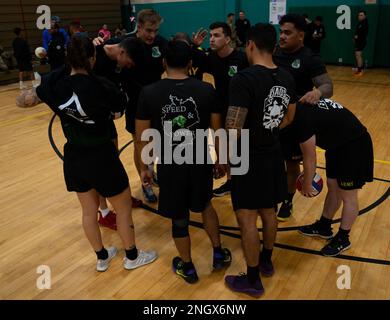 I soldati del Dogface, assegnati al 3rd° battaglione, 69th° reggimento dell'armatura, 1st° squadra di combattimento della Brigata Armorata, 3rd° divisione fanteria, si riuniscono in una huddle durante la Marne Week a Fort Stewart, Georgia, 30 novembre 2022. La Marne Week è un evento della durata di una settimana che comprende vari eventi sportivi e di fitness individuali. Foto Stock