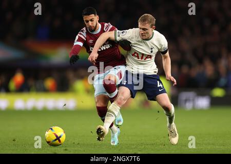 Tottenham Hotspur Stadium, Londra, Regno Unito. 19th Feb, 2023. Premier League Football, Tottenham Hotspur contro West Ham United; Oliver Skipp di Tottenham Hotspur Charges ha dichiarato Benrahma di West Ham United Credit: Action Plus Sports/Alamy Live News Foto Stock