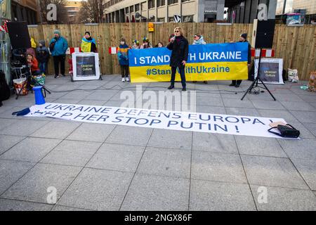 BERLINO, Germania. 19th Feb, 2023. 19 febbraio 2023, Berlino, Germania: Un gruppo di attivisti ucraini ha organizzato una protesta nei pressi del Festival del Cinema Berlinale 2023 relativa alla guerra in Ucraina. (Credit Image: © Grzegorz Banaszak/ZUMA Press Wire) SOLO PER USO EDITORIALE! Non per USO commerciale! Credit: ZUMA Press, Inc./Alamy Live News Foto Stock