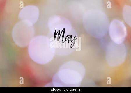 Uno sfondo colorato e sfocato con il nome 'May' scritto in inglese. Foto Stock