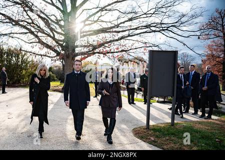 Karen Durham-Aguilera (a destra), direttore esecutivo, Office of Army Cemeteries and Army National Military Cemeteries, cammina con il presidente francese Emmanuel Macron (al centro) e sua moglie, Brigitte (a sinistra), verso la tomba di Pierre Charles l’Enfant al cimitero nazionale di Arlington, Arlington, Virginia, 30 novembre 2022. Nato a Parigi nel 1754, l’Enfant partì per combattere nella Rivoluzione americana. Successivamente, è stato nominato dal presidente George Washington per pianificare la nuova “città federale” che sarebbe stata la capitale della nuova nazione – Washington, D.C. Macron e Brigette posero entrambe rose nella tomba di l'Enfant. Foto Stock