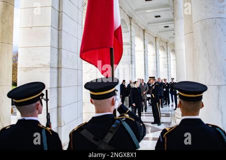 Il presidente francese Emmanuel Macron (a sinistra) e il generale Allan M. Pepin (a destra), comandante generale, quartier generale delle forze congiunte – Regione della capitale nazionale e Stati Uniti Distretto militare di Washington, parlare nel Memorial Amphitheater al cimitero nazionale di Arlington, Arlington, Virginia, 30 novembre 2022. Foto Stock