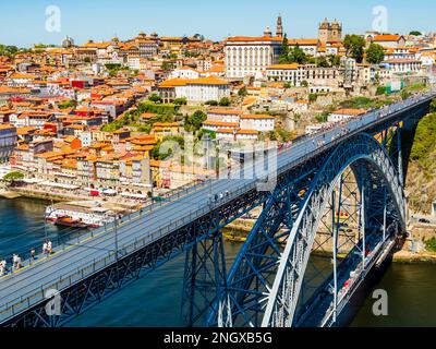 Splendida vista sul ponte Dom Luis i sul fiume Douro con la città di Porto sullo sfondo, Portogallo Foto Stock