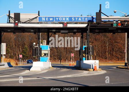 Un casello di pedaggio ferma le automobili per raccogliere le entrate sulla New York state Thruway Foto Stock