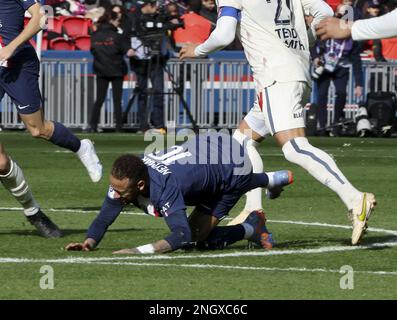 Neymar Jr di PSG viene ferito su questa azione durante il campionato francese Ligue 1 partita di calcio tra Parigi Saint-Germain e LOSC Lille il 19 febbraio 2023 allo stadio Parc des Princes di Parigi, Francia - Foto: JEAN CATUFFE / DPPI/LiveMedia Foto Stock