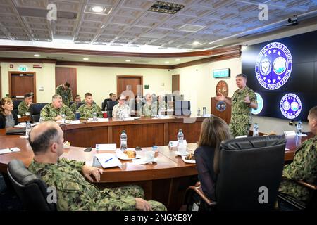 221130-N-IE405-1048 ATTIVITÀ DI SUPPORTO NAVALE NAPOLI, Italia (30 novembre 2022) Vice ADM. Thomas Ishee, destra, comandante, Stati Uniti Sesto Fleet and Commander, Naval Figuring and Support Forces NATO, discute di leadership e combattimento marittimo durante la Comandante, Task Force (CTF) Comanders Conference a bordo Naval Support Activity Napoli, Italia, 30 novembre 2022. STATI UNITI Forze navali Europa-Africa gestisce le forze navali statunitensi negli Stati Uniti Comando europeo (USEUCOM) e Stati Uniti Comando Africa (USAFRICOM) aree di responsabilità. STATI UNITI La sesta flotta è assegnata in modo permanente a NAVEUR-NAVAF e impiega forze marittime Foto Stock