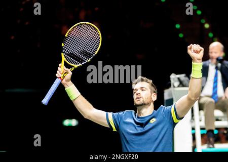 ROTTERDAM, PAESI BASSI - FEBBRAIO 19 : Austin Krajicek degli Stati Uniti in azione durante la doppia finale tra Rohan Bopanna d'India con Matthew Ebden di Gran Bretagna e Austin Krajicek degli Stati Uniti d'America con Ivan Dodig di Croazia al 50th ABN AMRO World Tennis Tournement 2023 ad Ahoy il 19 febbraio 2023 a Rotterdam, Paesi Bassi (Foto di Henk Seppen/Orange Pictures) Foto Stock