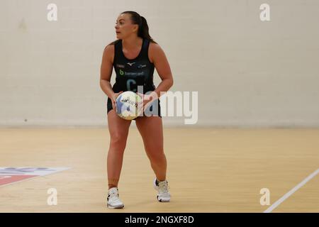 Leeds, Regno Unito. 19th Feb, 2023. Leeds Beckett University Sports Arena, Leeds, West Yorkshire, 19th febbraio 2023. Netball Super League Round 3 partita Leeds Rhinos Netball vs Surrey Storm. Mikki Austin di Surrey Storm Credit: Touchlinepics/Alamy Live News Foto Stock