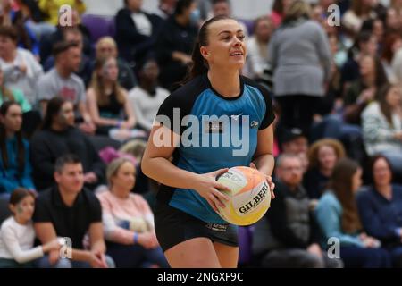 Leeds, Regno Unito. 19th Feb, 2023. Leeds Beckett University Sports Arena, Leeds, West Yorkshire, 19th febbraio 2023. Netball Super League Round 3 partita Leeds Rhinos Netball vs Surrey Storm. Mikki Austin di Surrey Storm Credit: Touchlinepics/Alamy Live News Foto Stock