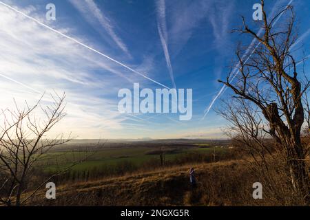 Paesaggio con Schneeberg visto da Becsi-domb con un sacco di contraddizioni sul cielo, inverno, Sopron, Ungheria Foto Stock