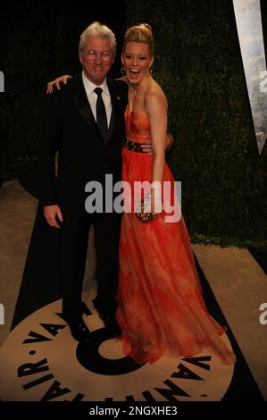 WEST HOLLYWOOD, CA - 24 FEBBRAIO: Richard Gere Elizabeth Banks partecipa al 2013° Vanity Fair Oscar party alla Sunset Tower il 24 febbraio 2013 a West Hollywood, California. People: Richard Gere Elizabeth Banks Transmission Ref: NY1 LA deve chiamare se interessato Michael Storms Credit: Storms Media Group/Alamy Live News Foto Stock