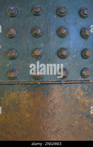 Primo piano di un pezzo di fondo campana di bronzo Foto Stock