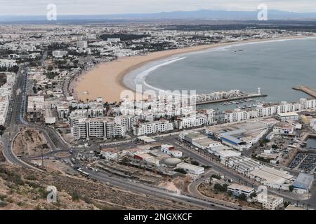 Agadir Bay e Agadir Marina vista dalla Kasbah in un giorno secco di febbraio. Foto Stock