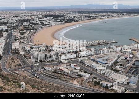 Una vista aerea della Baia di Agadir, della spiaggia e della Marina di Agadir con la bassa marea in un asciutto giorno di febbraio. Foto Stock