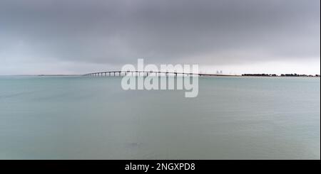 Panorama con il ponte Ile de Re sul mare con nebbia in una giornata invernale. Vista da Rivedooux Foto Stock