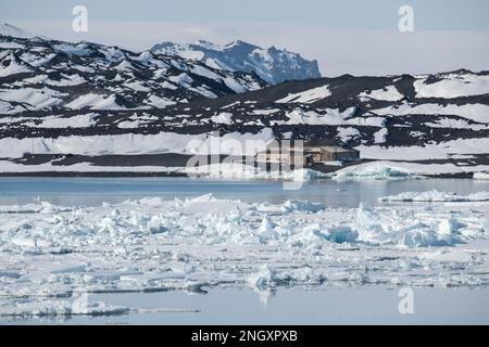 Antartide, Mare di Ross, Isola di Ross, Capo Evans. Vista sulla costa della storica Scott's Hut. Foto Stock