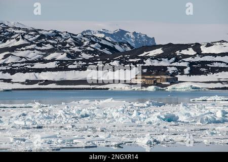 Antartide, Mare di Ross, Isola di Ross, Capo Evans. Vista sulla costa della storica Scott's Hut. Foto Stock