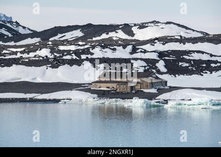 Antartide, Mare di Ross, Isola di Ross, Capo Evans. Vista sulla costa della storica Scott's Hut. Foto Stock