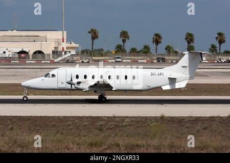 Valletta, Malta. 26th Set, 2014. Una MedAvia Beechcraft 1900D sulla pista dell'aeroporto internazionale di Malta. Mediterranean Aviation Company Limited, (Medavia), è un fornitore di servizi aerei con la sua sede centrale e base operativa a Malta. (Foto di Fabrizio Gandolfo/SOPA Images/Sipa USA) Credit: Sipa USA/Alamy Live News Foto Stock