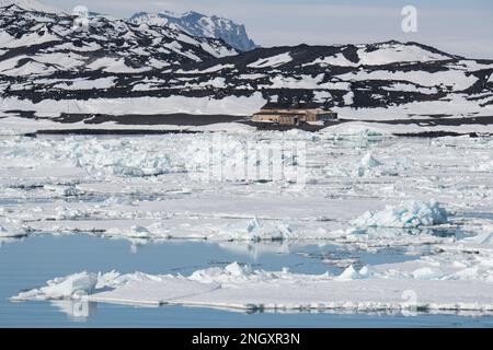 Antartide, Mare di Ross, Isola di Ross, Capo Evans. Vista sulla costa della storica Scott's Hut. Foto Stock