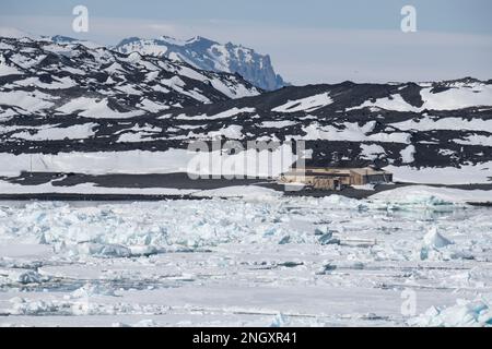 Antartide, Mare di Ross, Isola di Ross, Capo Evans. Vista sulla costa della storica Scott's Hut. Foto Stock