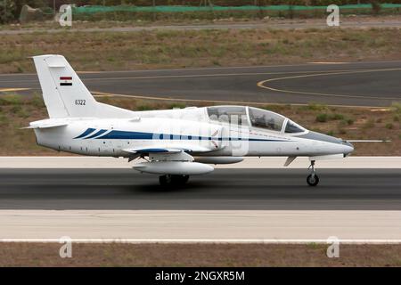 Valletta, Malta. 26th Set, 2014. Un Egitto - Air Force Hongdu K-8E Karakorum sulla pista di Malta aeroporto internazionale. L'Hongdu JL-8, noto anche come Karakorum-8 o K-8 in breve, è un jet trainer intermedio a due posti e un leggero attacco aereo progettato nella Repubblica popolare Cinese dalla China Nanchang Aircraft Manufacturing Corporation (Photo by Fabrizio Gandolfo/SOPA Images/Sipa USA) Credit: Sipa USA/Alamy Live News Foto Stock