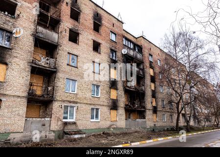 Irpin, Kiev Oblast, Ucraina. 18th Feb, 2023. Edificio di appartamenti bombardati. Mentre l’invasione su larga scala dell’Ucraina da parte delle forze russe si avvicina al suo primo anniversario, i residenti di Buca raccolgono fondi per ricostruire le loro case. La maggior parte dei residenti di Via Vokzalna, una delle strade più distrutte durante la lotta per difendere Kyiv nel marzo 2022, hanno ora la possibilità di ricostruire o rinnovare le loro case. Ci sono altre parti di Buha, così come la vicina Irpin che ancora attendono progetti di ristrutturazione. (Credit Image: © Dominika Zarzycka/SOPA Images via ZUMA Press Wire) SOLO PER USO EDITORIALE! Non f Foto Stock